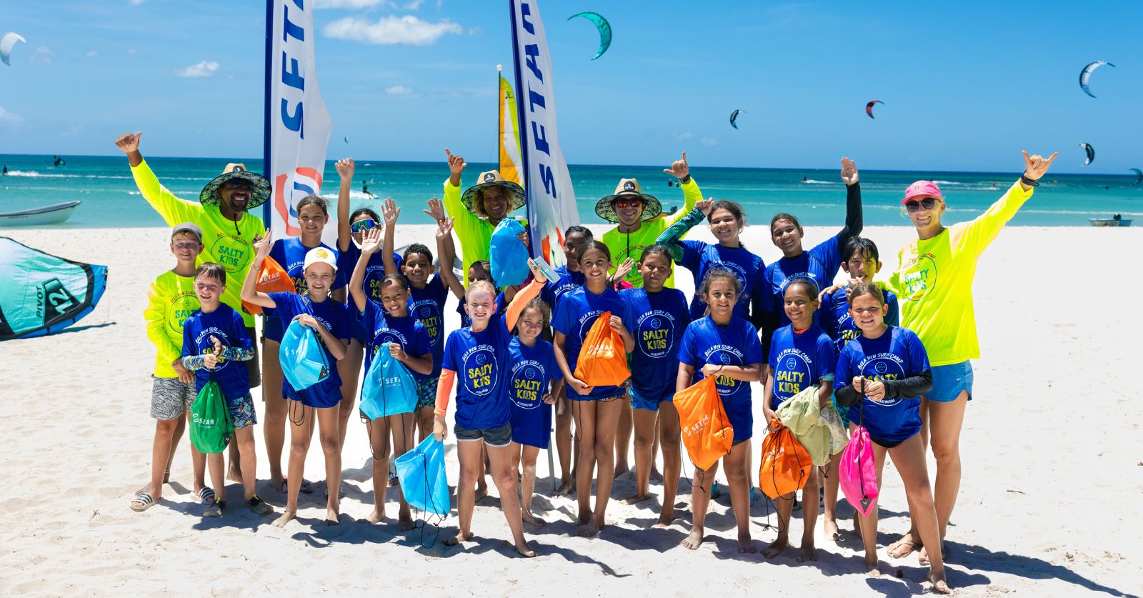 Kids Camp Aruba - Oda and Sarah-Quita teaching